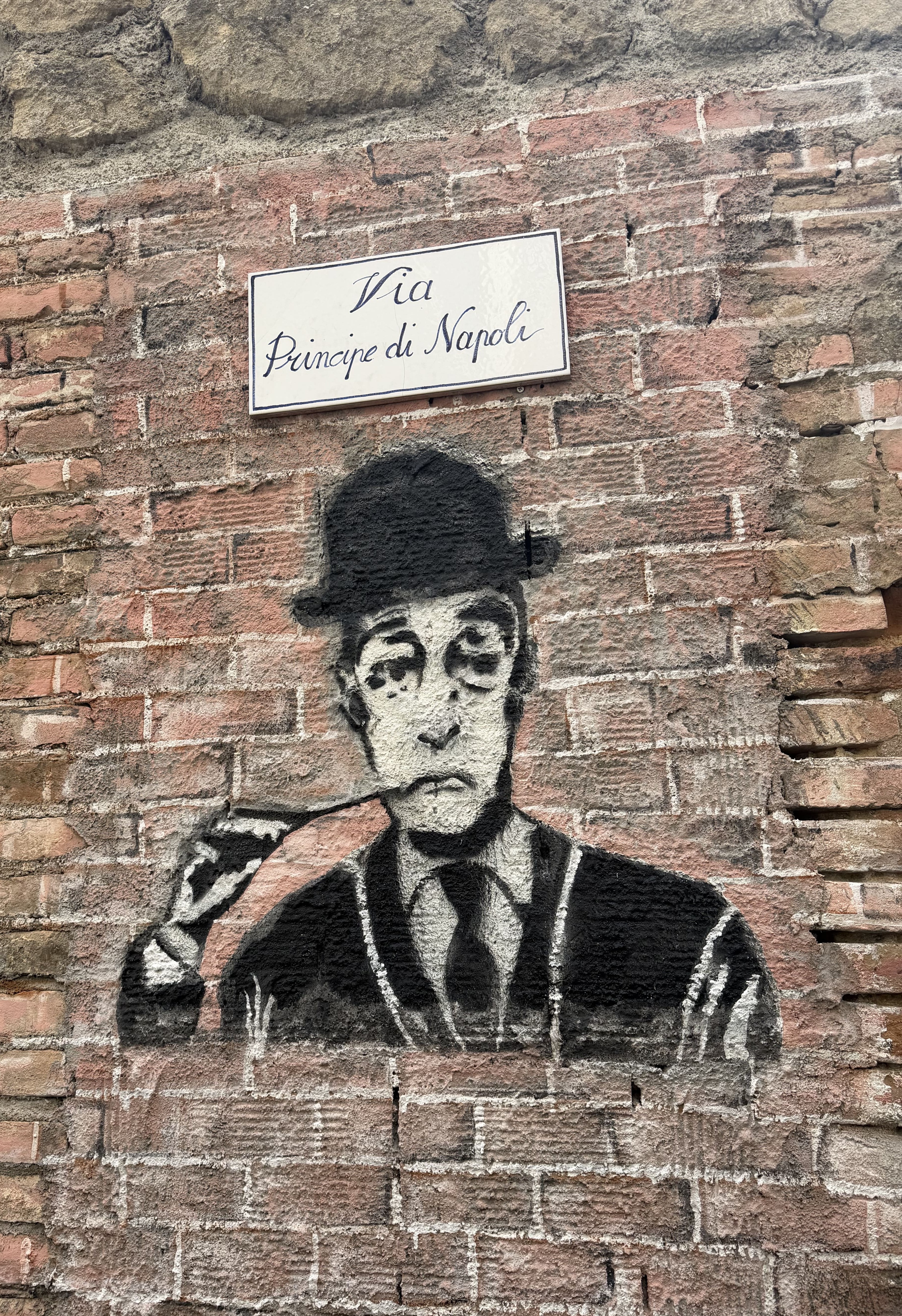 Disegno toto sul muro di Stigliano