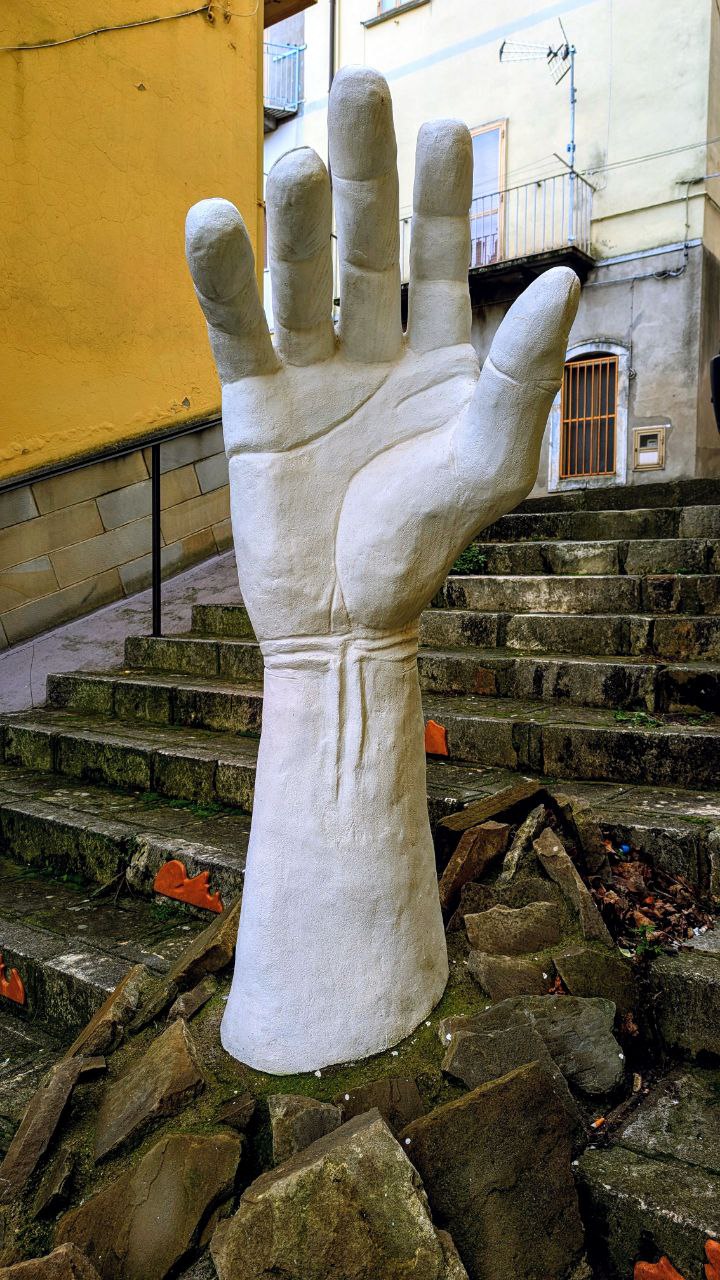 Scultura a forma di mano