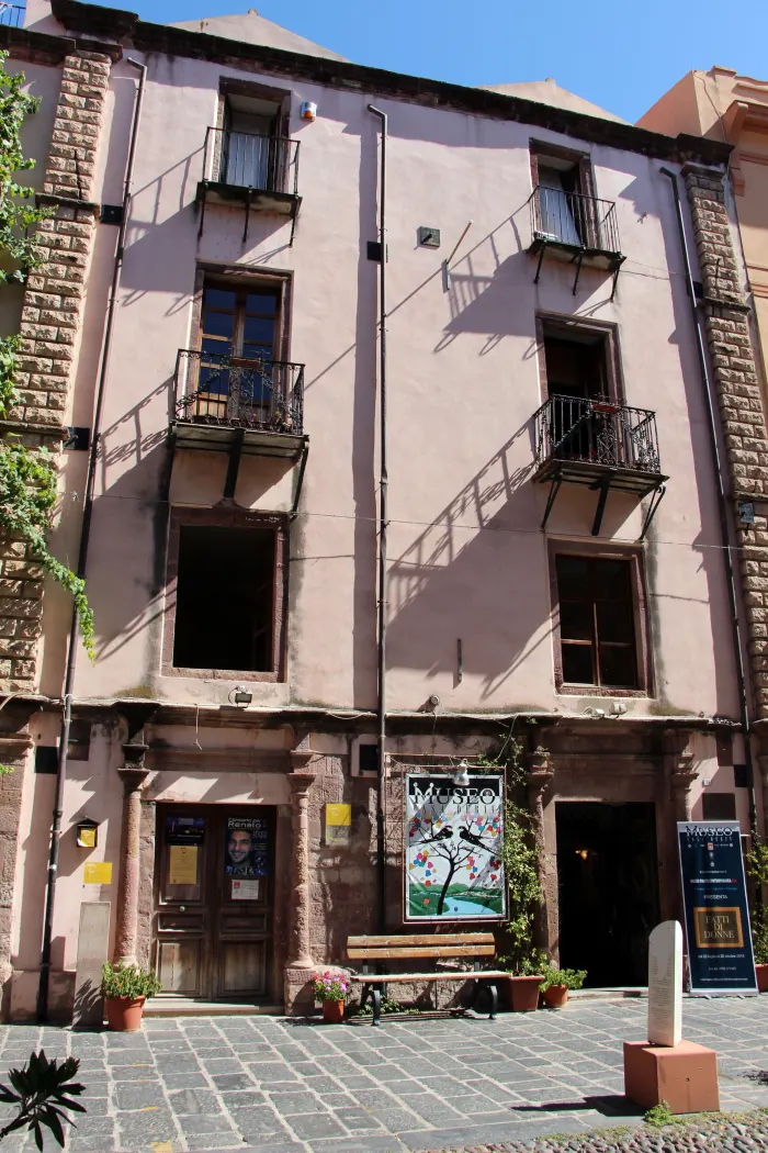 La facciata di Casa Deriu su Corso Vittorio Emanuele II a Bosa, oggi museo