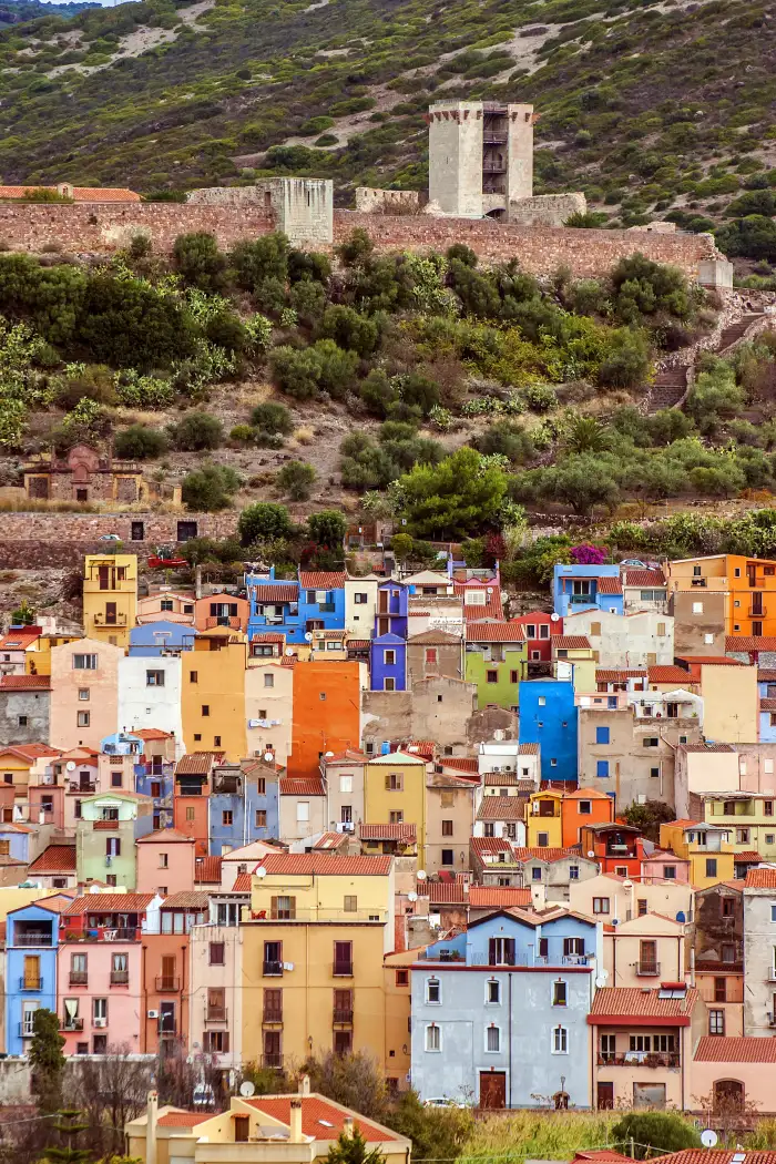 Le facciate rosa, gialle, azzurre e ocra del quartiere Sa Costa di Bosa, con il castello in cima al colle