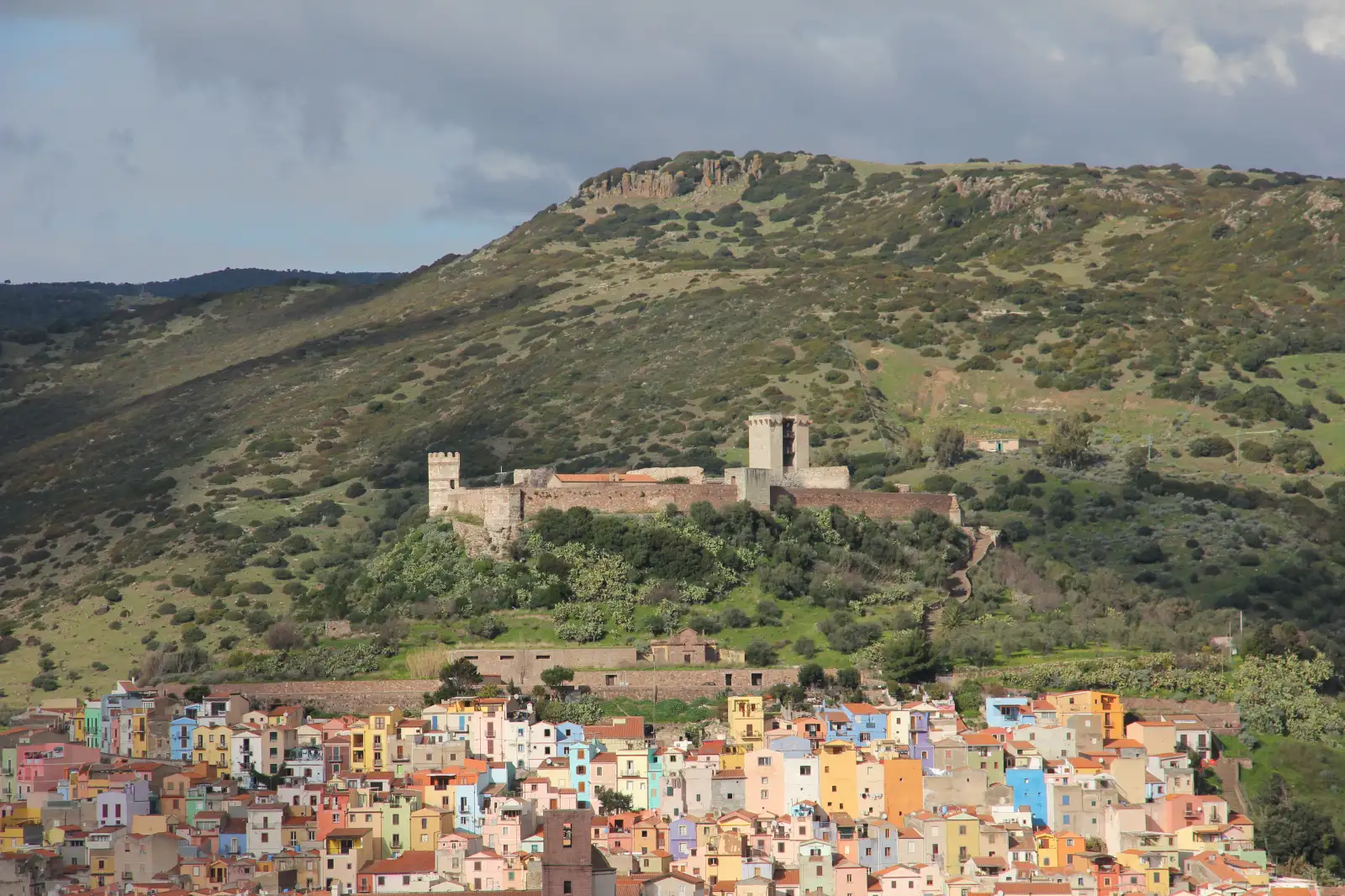 Il Castello di Serravalle, detto dei Malaspina, con la cinta muraria e la torre sopra le case di Bosa