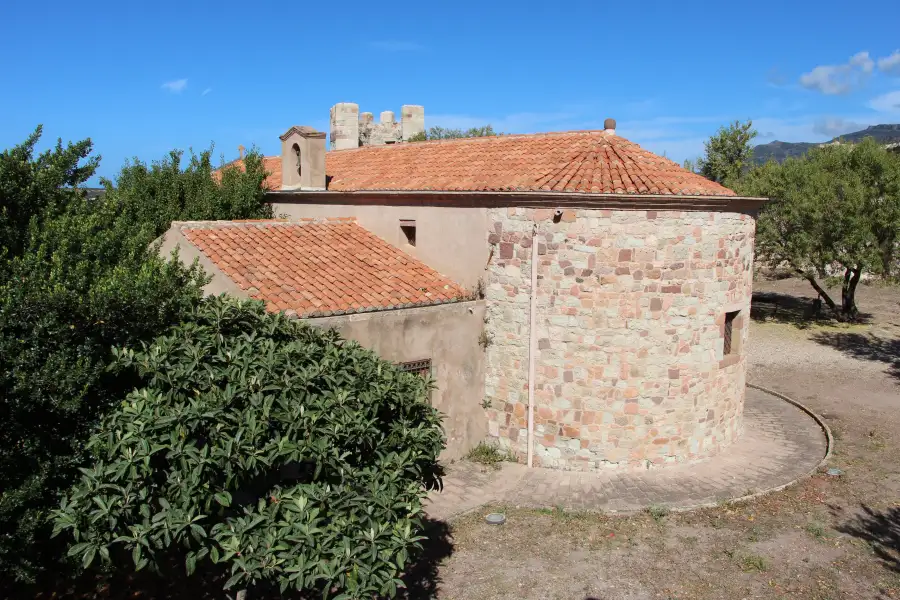 La chiesa di Nostra Signora de Sos Regnos Altos dentro le mura del castello di Bosa