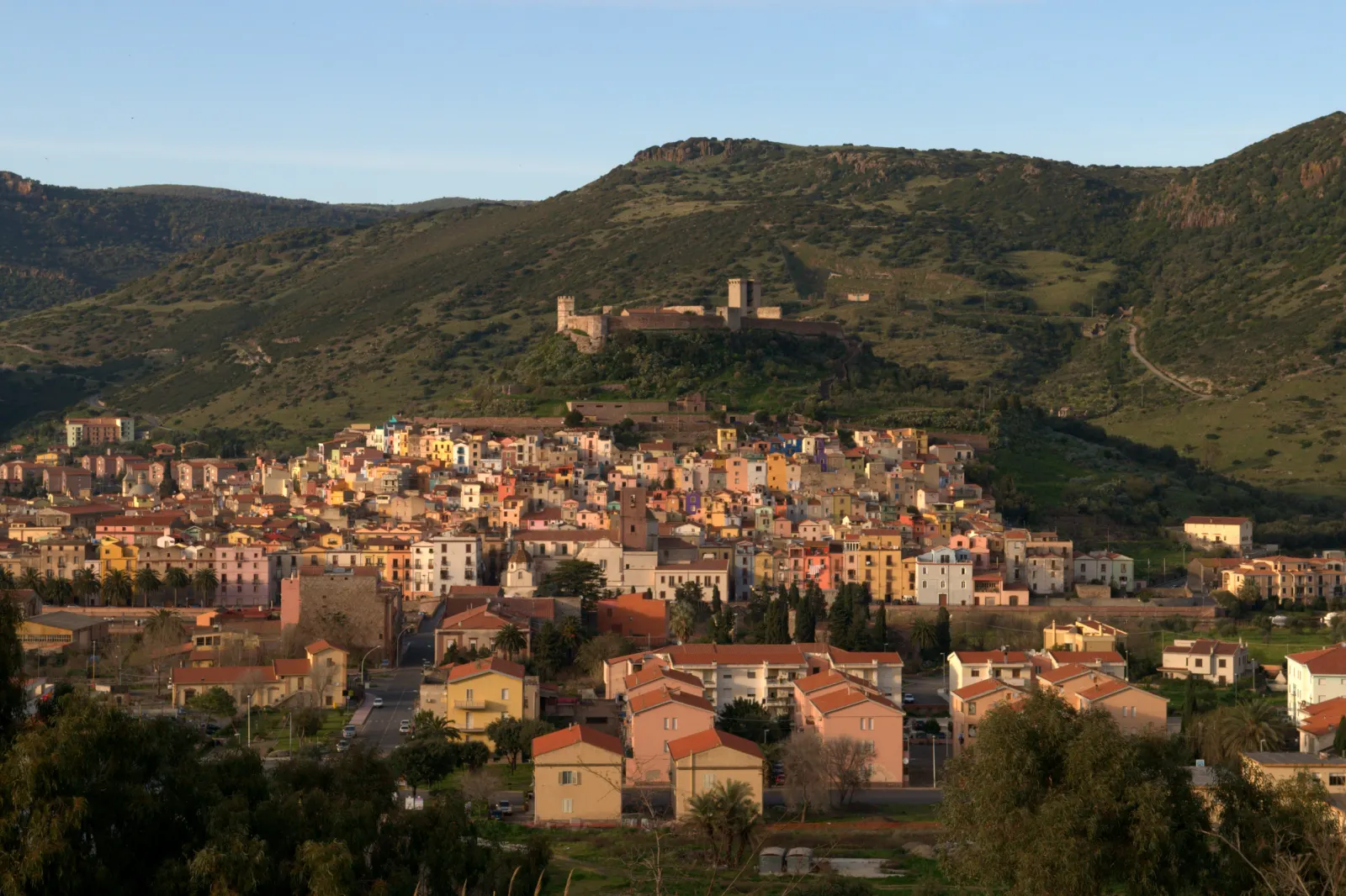 Le case colorate di Bosa che salgono verso il Castello di Serravalle, sulla collina della Planargia