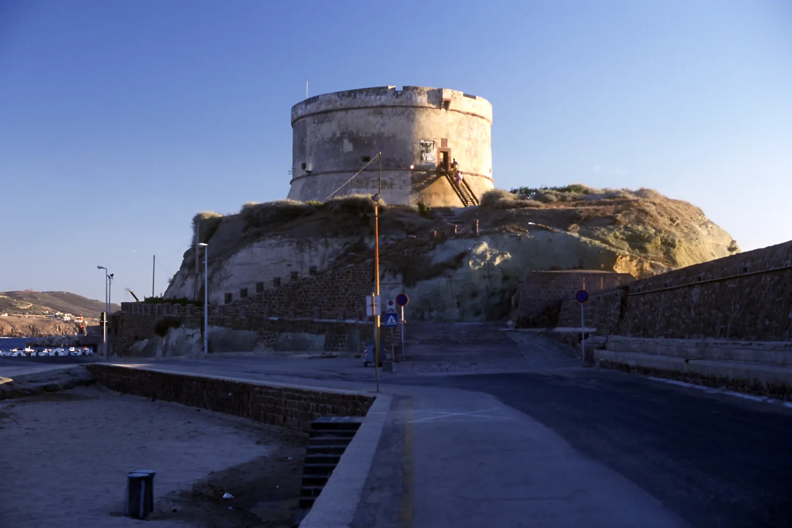 La Torre dell’Isola Rossa di epoca aragonese che domina la spiaggia di Bosa Marina