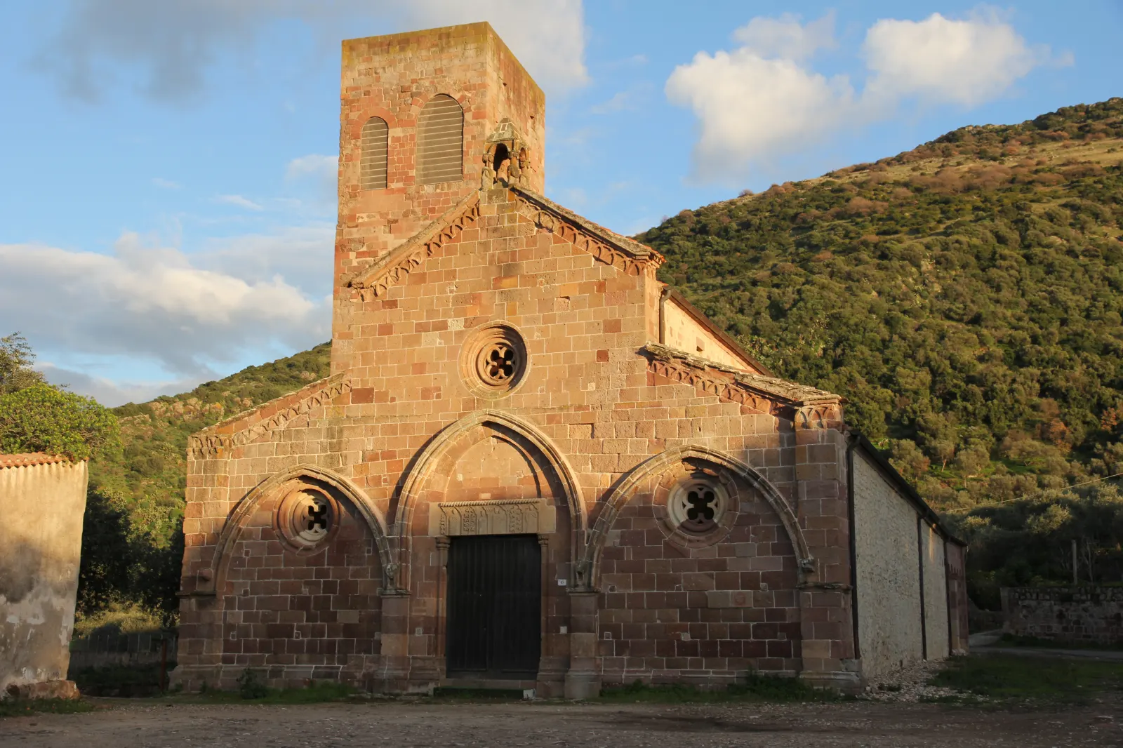 La facciata romanica in trachite della chiesa di San Pietro Extra Muros, fuori dall’abitato di Bosa