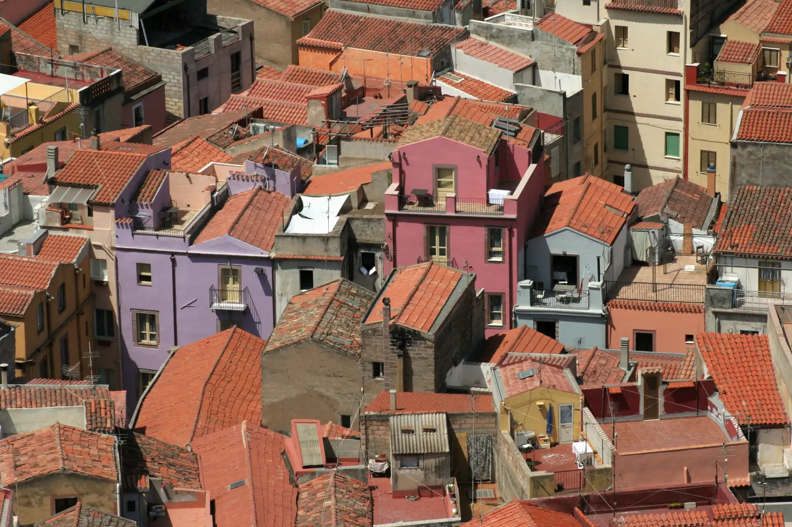 I tetti in coppi e le facciate colorate del quartiere Sa Costa di Bosa viste dall’alto