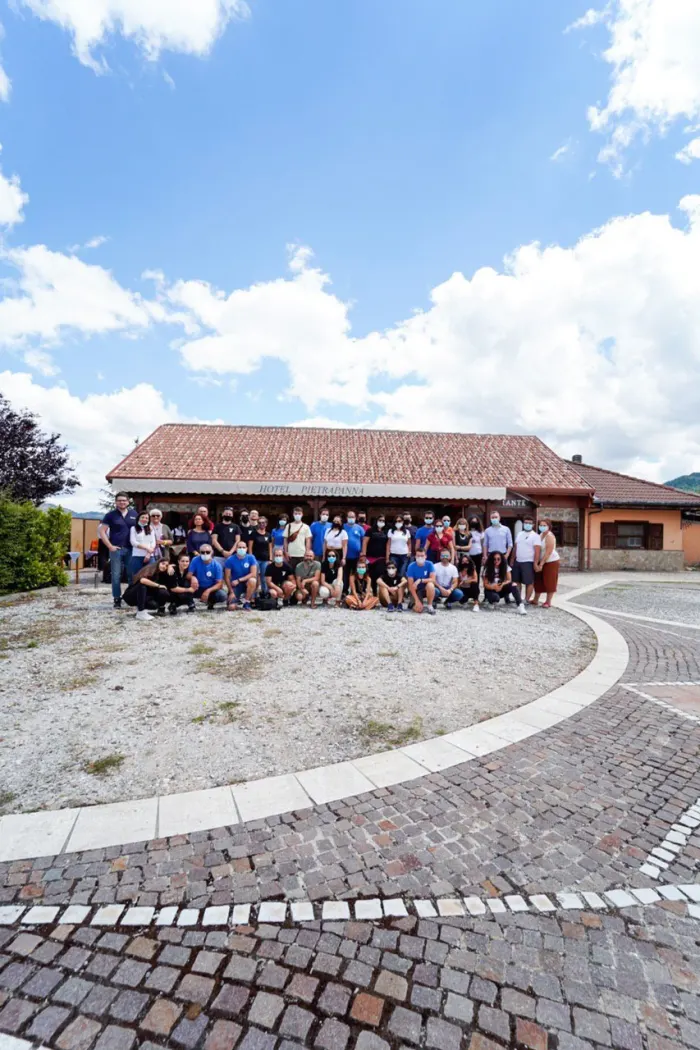 Il gruppo di Yallers riunito davanti all’Hotel Ristorante Pietrapanna di Calvello