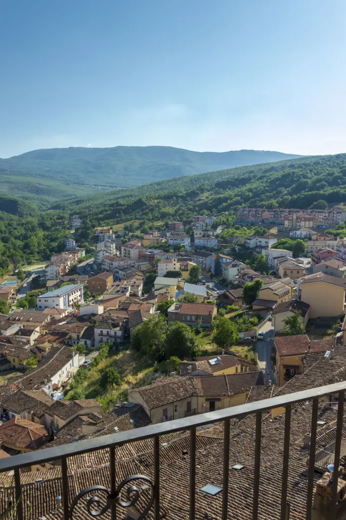 Il borgo di Calvello visto dall’alto, con i boschi che salgono verso il monte Volturino