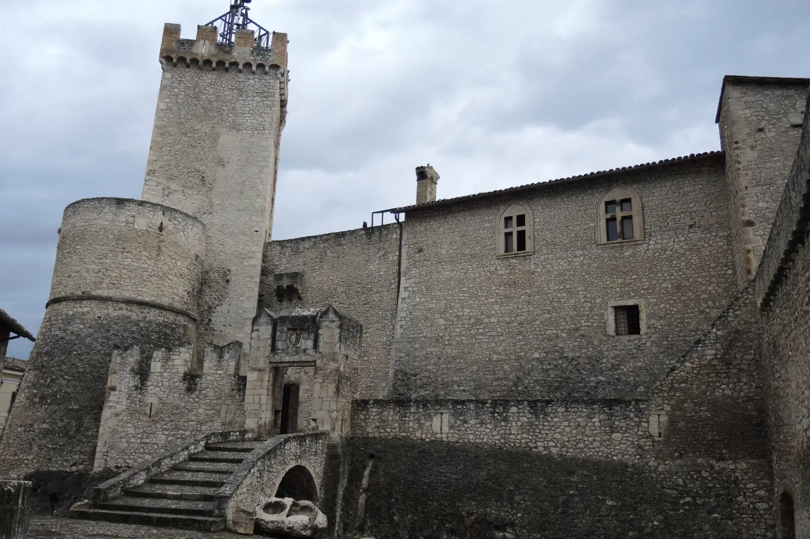 Il Castello Piccolomini di Capestrano con il torrione cilindrico e la scalinata d’accesso