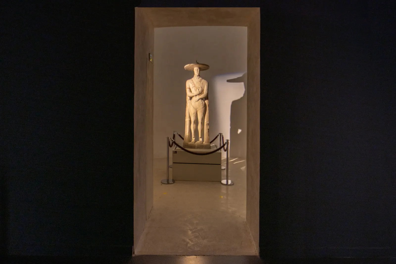 Il Guerriero di Capestrano, statua funeraria italica del VI secolo a.C., nella sala del museo