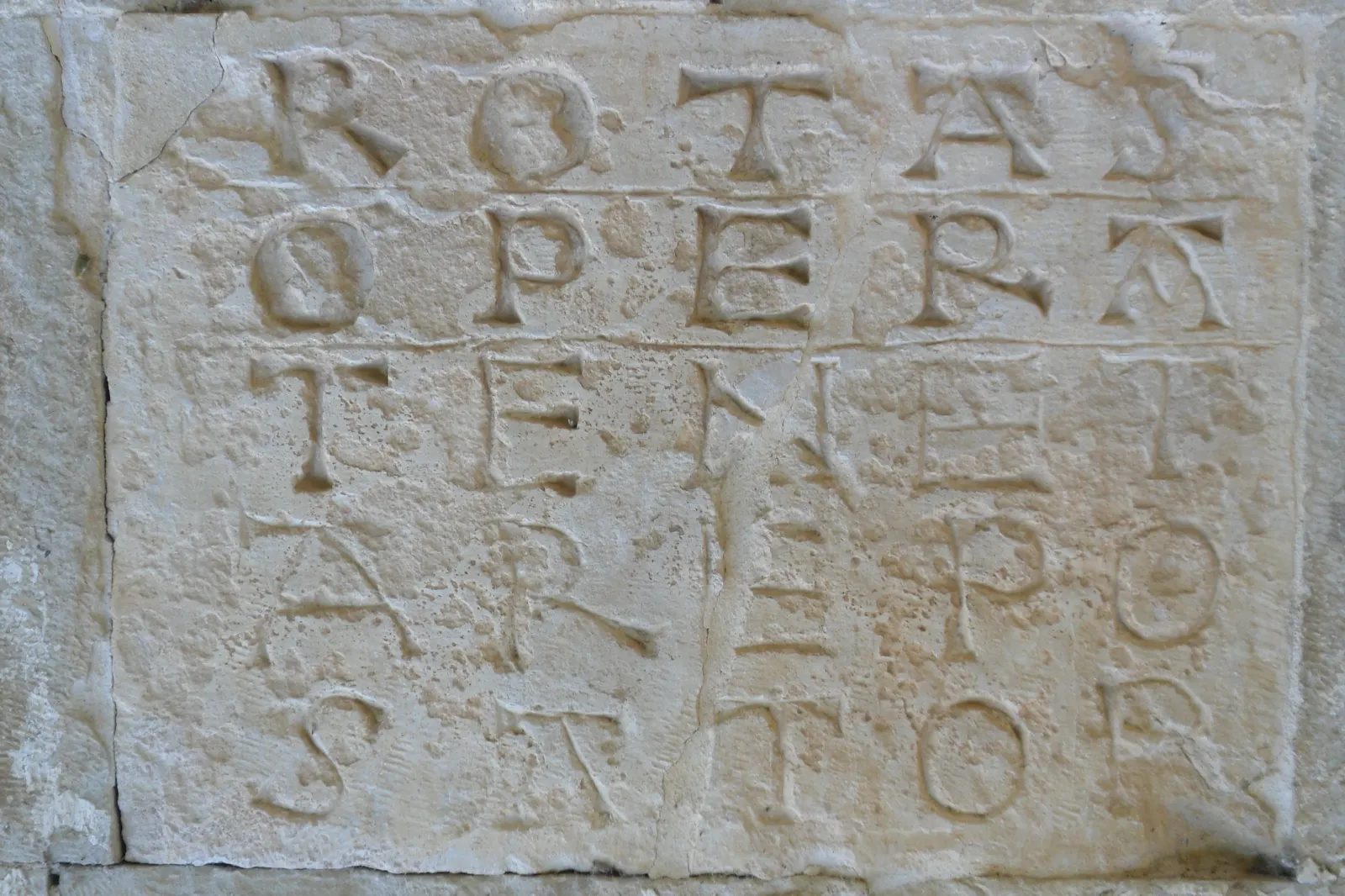 Il quadrato del Sator inciso sulla facciata di San Pietro ad Oratorium a Capestrano