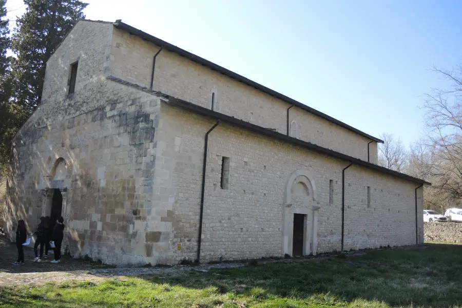 La chiesa romanica di San Pietro ad Oratorium nella campagna della Valle del Tirino