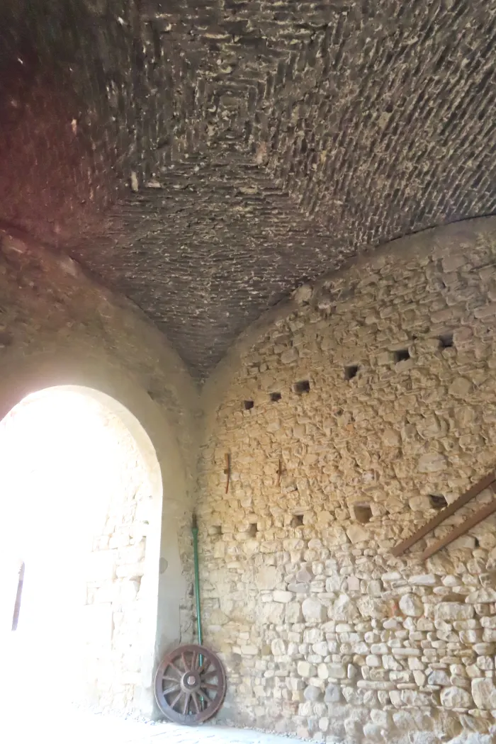 L’androne d’ingresso del Castello Pallavicino di Varano de’ Melegari, alla base della torre centrale