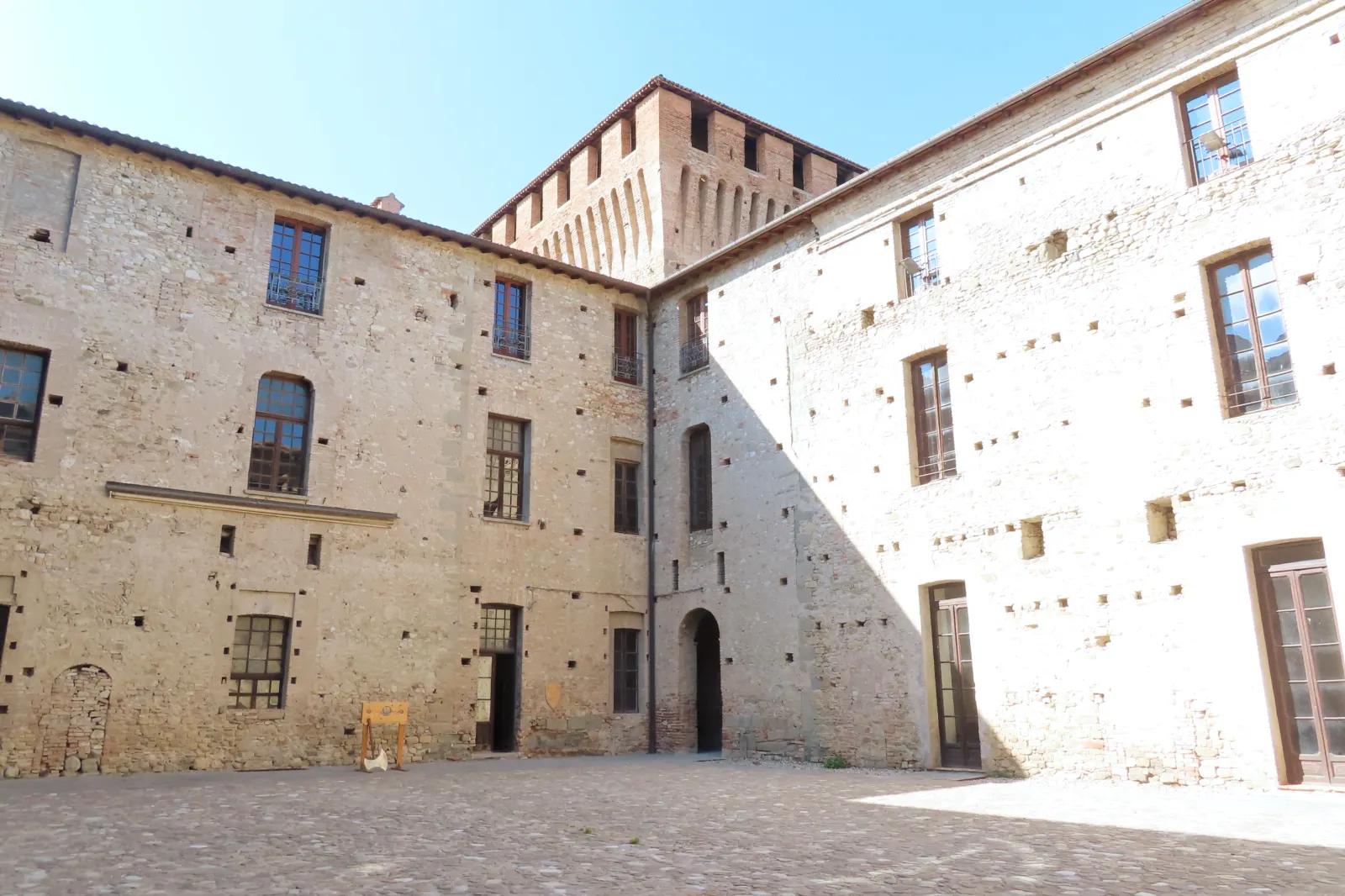 Il cortile interno del Castello Pallavicino di Varano de’ Melegari con le ali del maniero