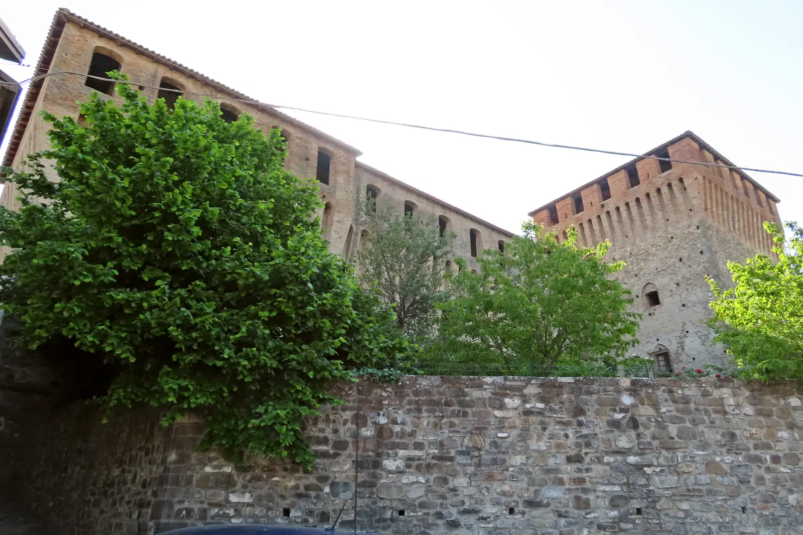 Il Castello Pallavicino di Varano de’ Melegari visto dal lato nord, sullo sperone di arenaria