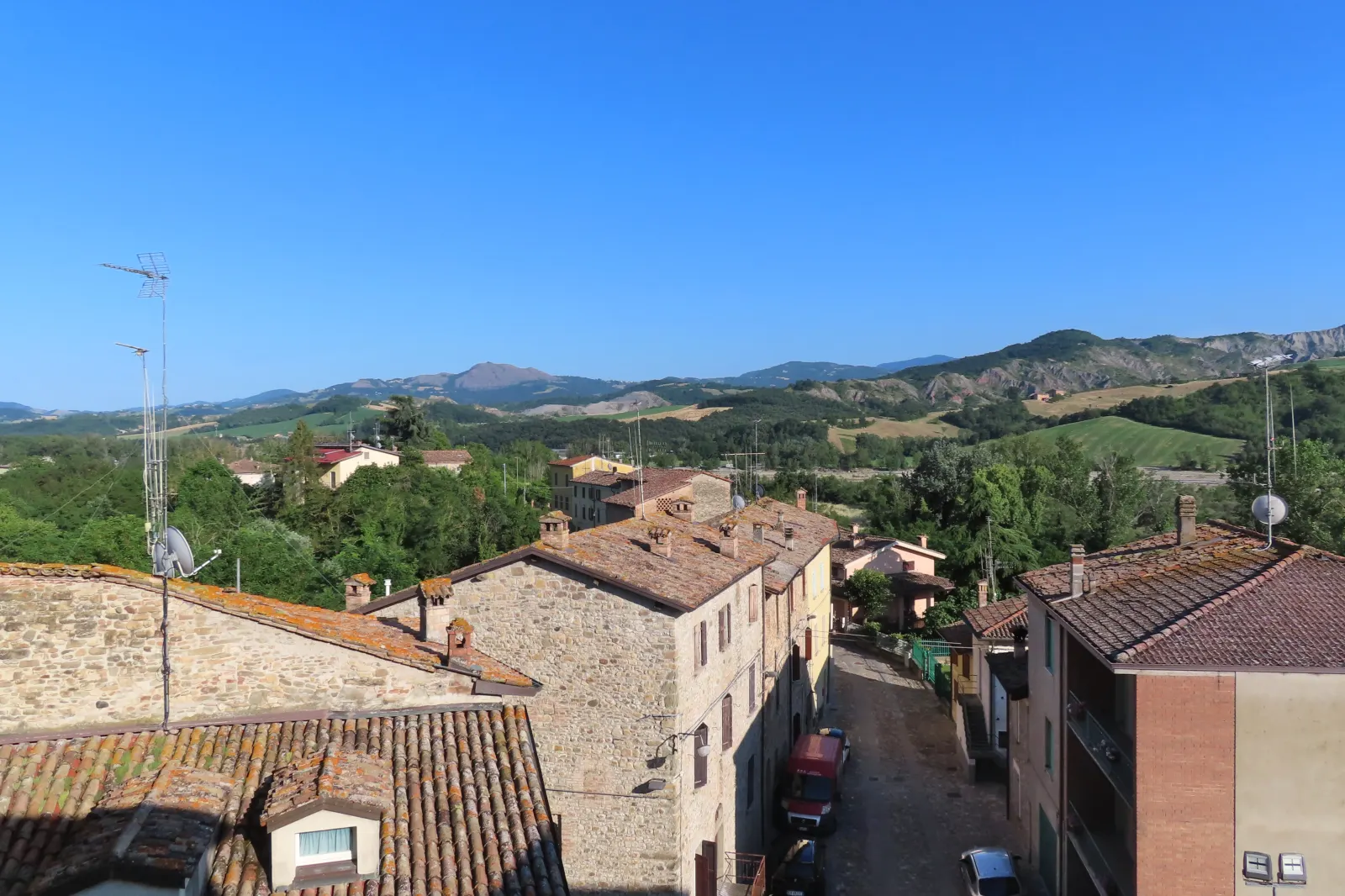Il borgo di Varano de’ Melegari visto dai camminamenti di ronda del castello
