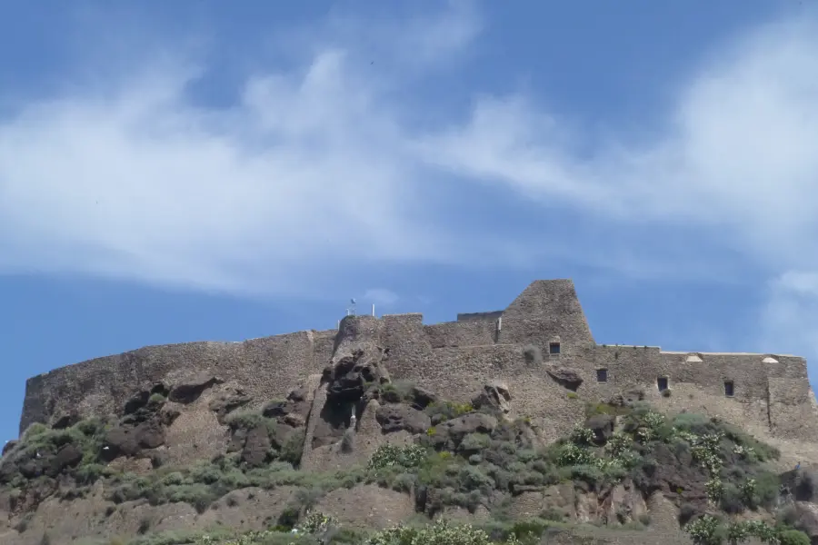 Il Castello dei Doria di Castelsardo incastonato nella roccia sulla cima del promontorio