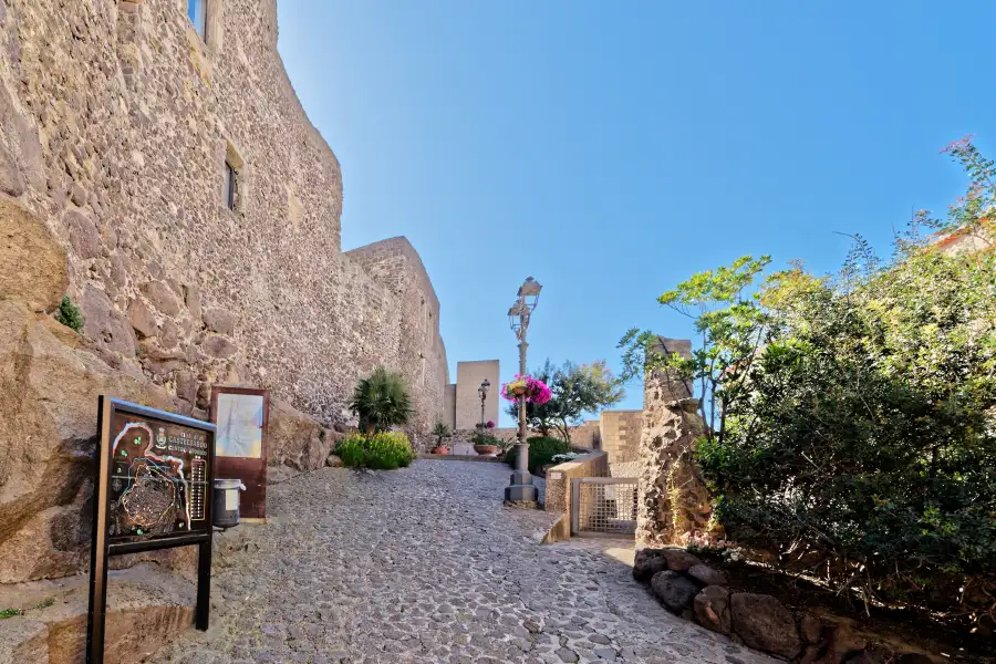 La salita acciottolata che porta all’ingresso del Castello dei Doria, lungo l’anello di mura di Castelsardo