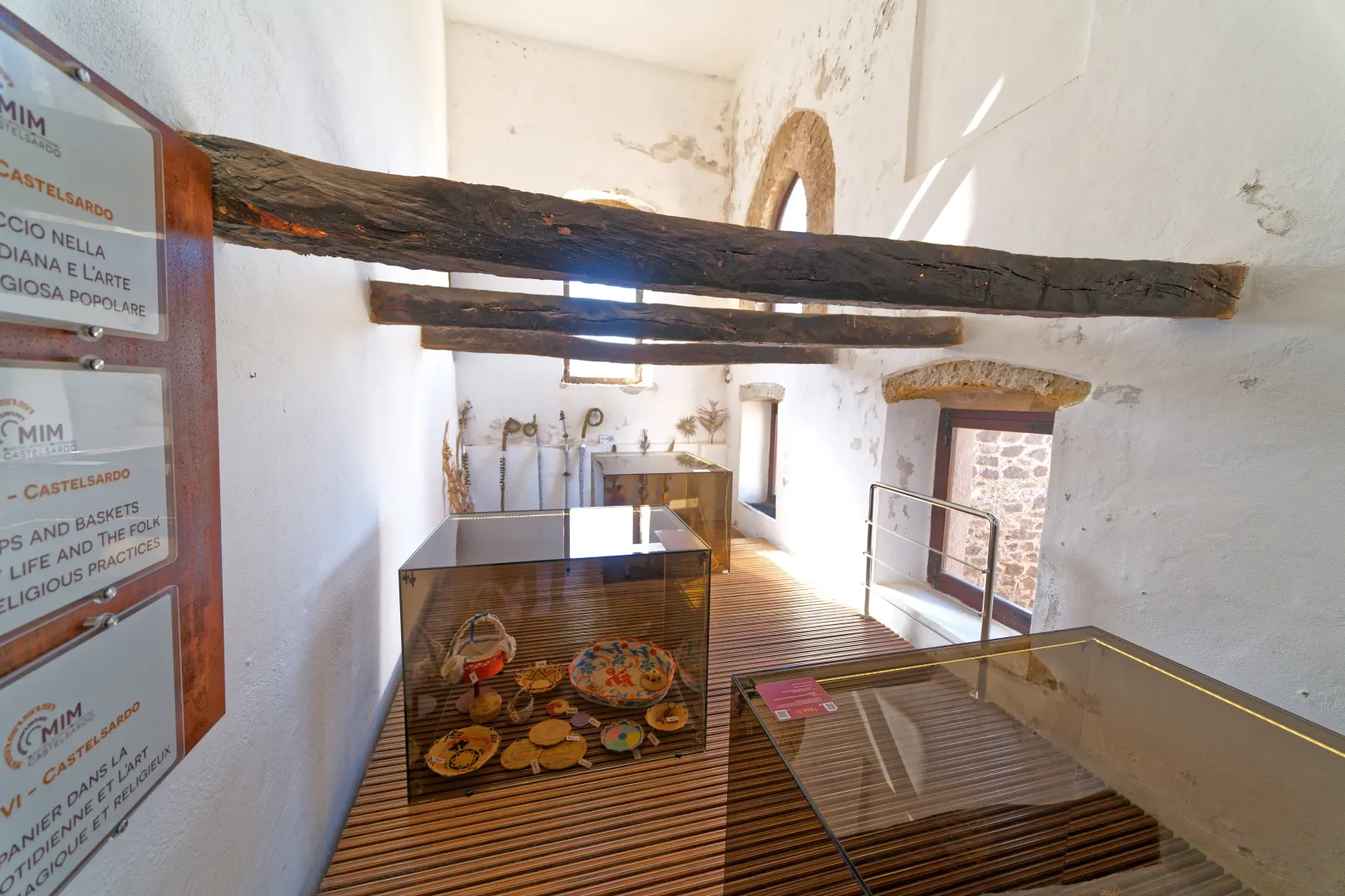 Una sala del Museo dell’Intreccio Mediterraneo dentro il castello di Castelsardo, con i cesti esposti in teca