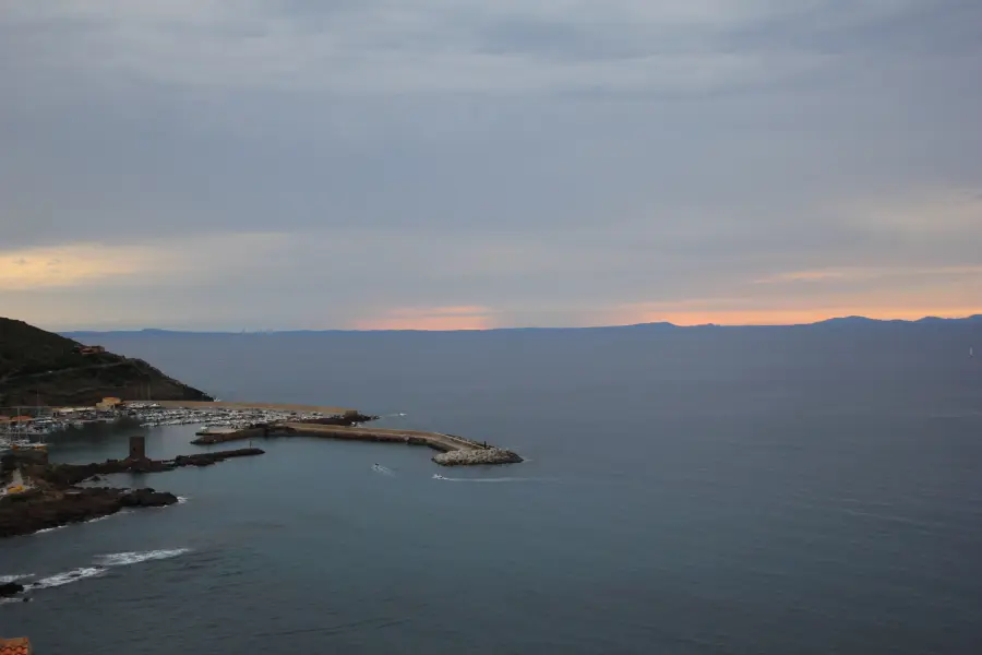 Le imbarcazioni ormeggiate nel porto di Castelsardo, borgo di pescatori della costa nord della Sardegna