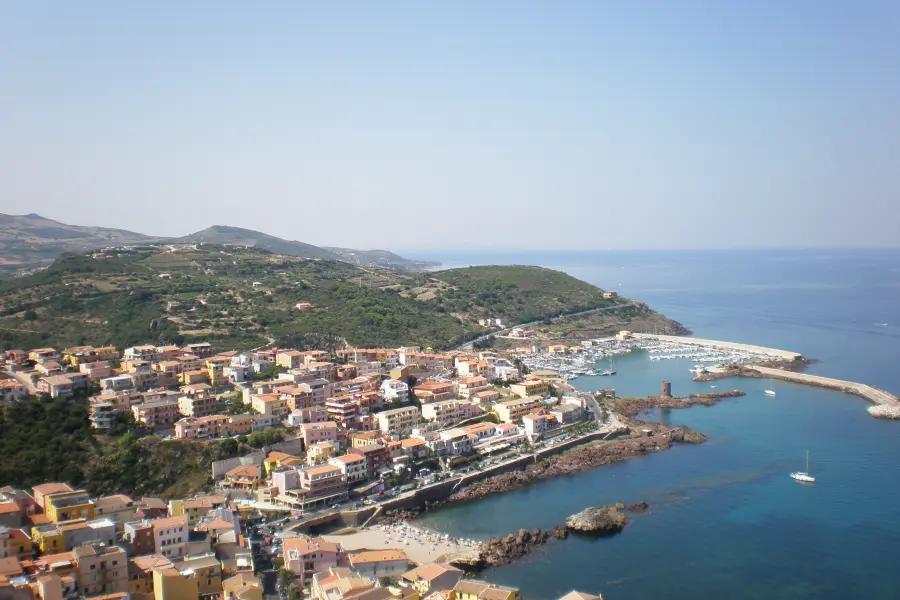 La parte bassa di Castelsardo, la spiaggia e il porticciolo turistico visti dall’alto del Castello dei Doria