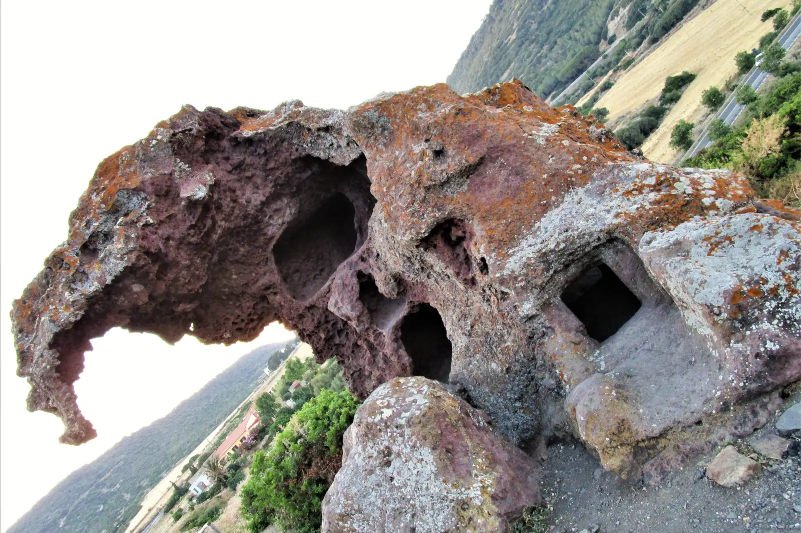 La Roccia dell’Elefante vicino a Castelsardo, masso di trachite eroso con le domus de Janas scavate all’interno