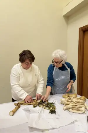 Donne cucinano la rafanata di Stigliano