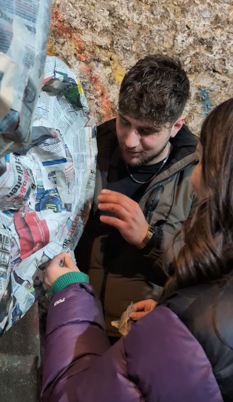 Persone osservano l'arte di Stigliano