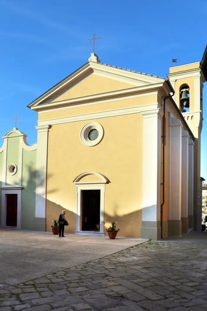La facciata della chiesa dei Santi Germano e Prospero, l’edificio religioso principale di Ghizzano