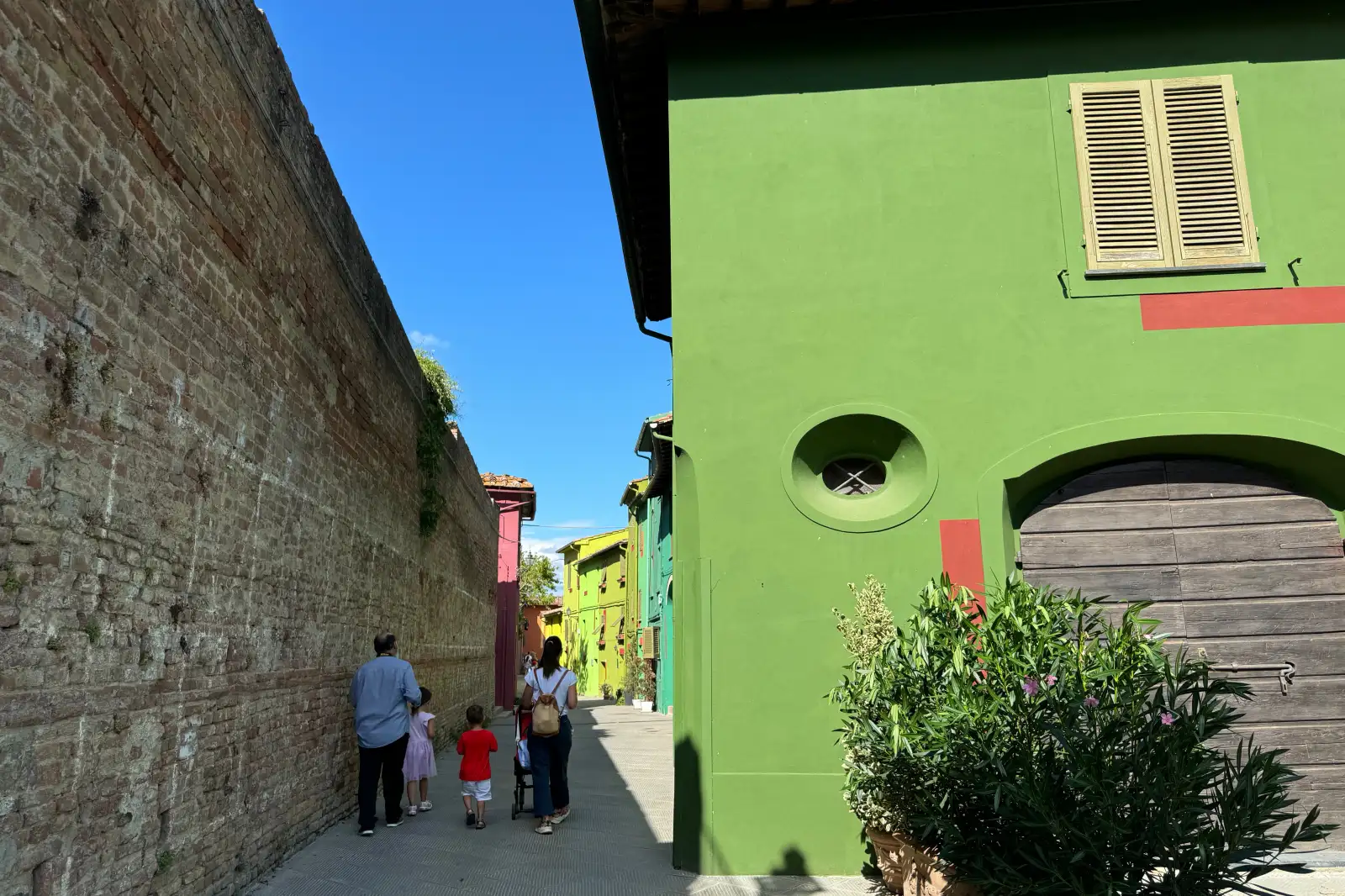Una casa dipinta di verde lungo la strada di Ghizzano, il borgo colorato da David Tremlett