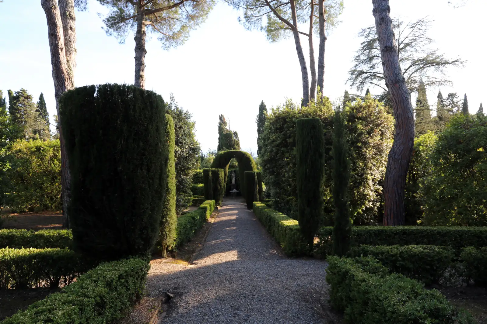 Il giardino all’italiana della Villa Venerosi Pesciolini a Ghizzano, con siepi di bosso e cipressi