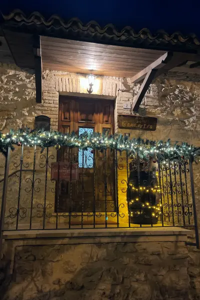 Casa in pietra del centro storico di Greccio decorata con luci e festoni natalizi
