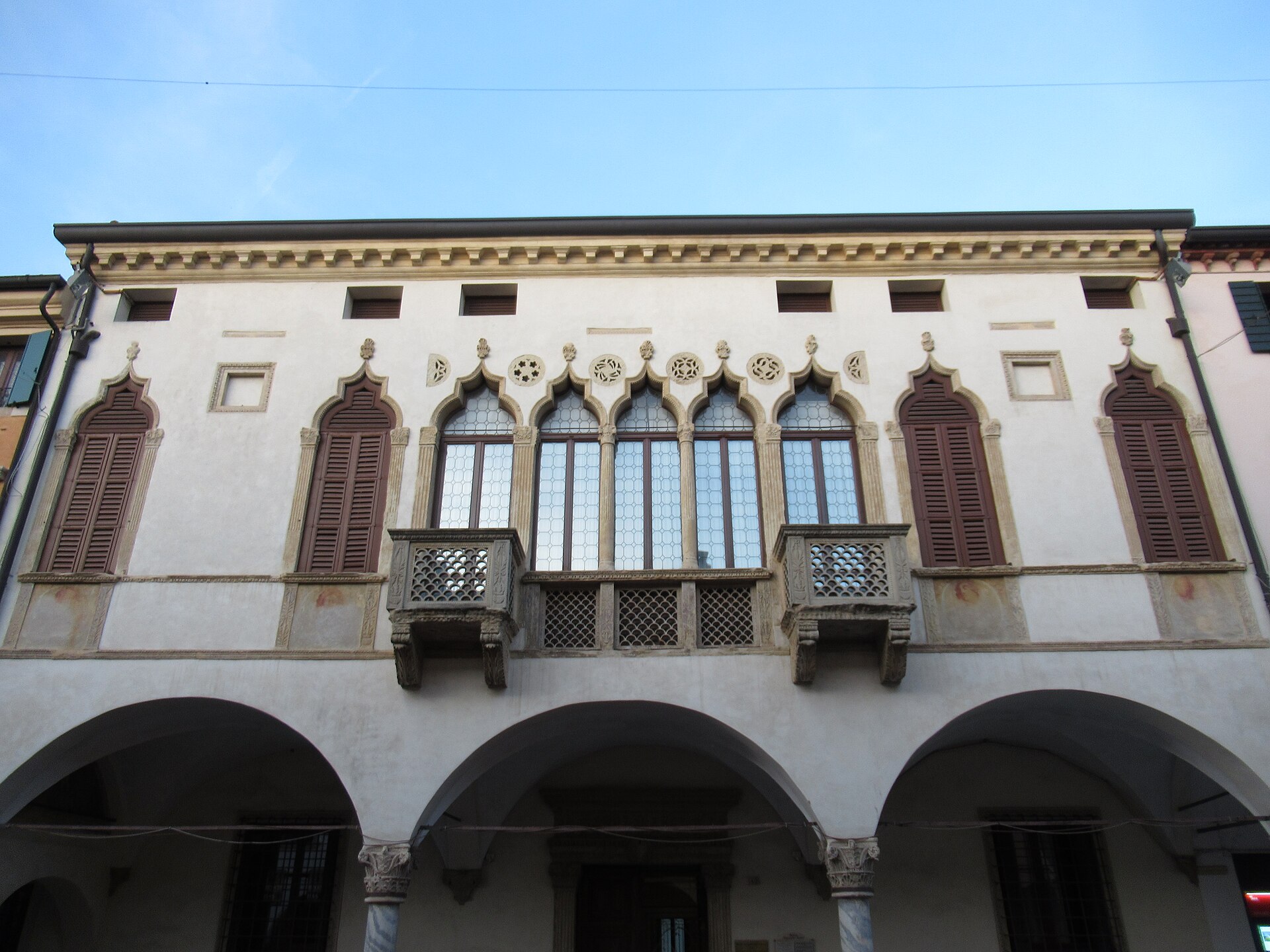 Palazzo Magnavin-Foratti a Montagnana, esempio di architettura tardogotica veneziana con finestre ad arco