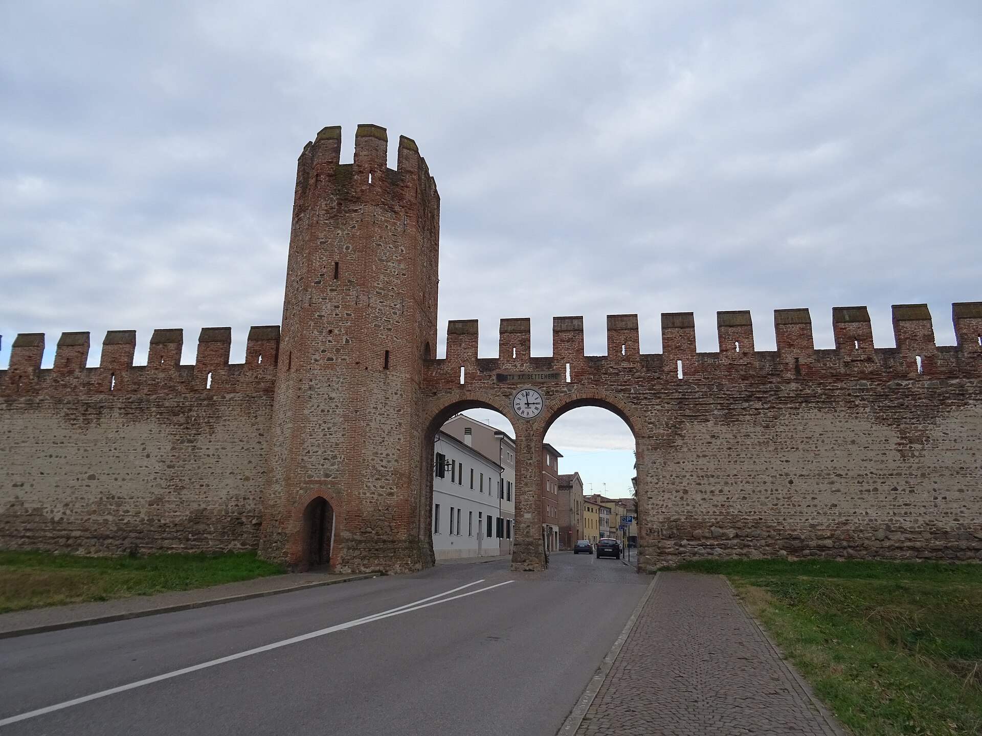 Porta XX Settembre a Montagnana, aperta nel 1885 per collegare il centro storico alla stazione ferroviaria