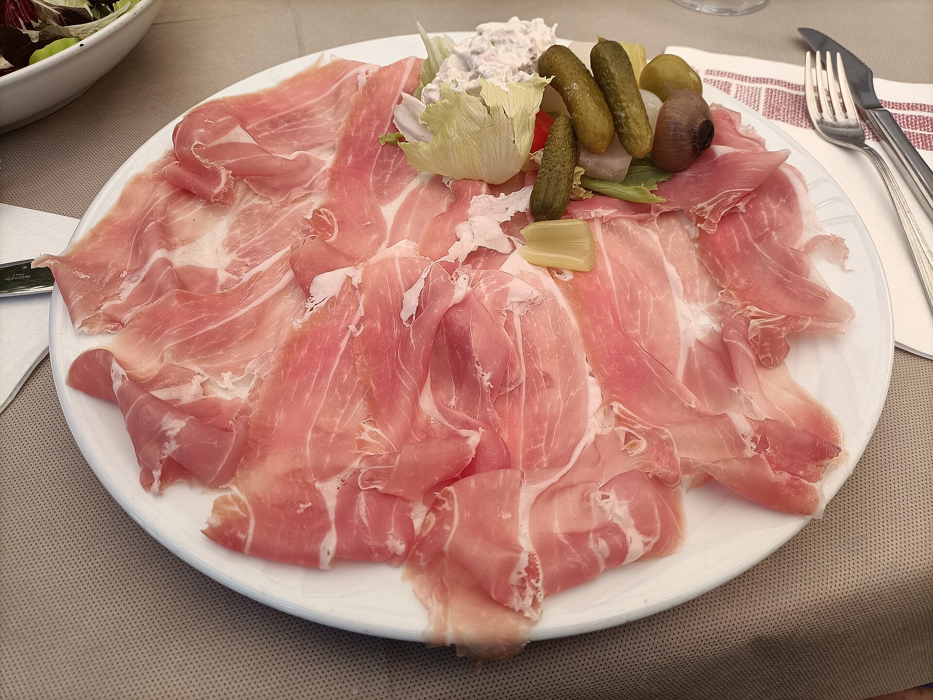 Prosciutto Veneto Berico-Euganeo DOP di Montagnana affettato e servito