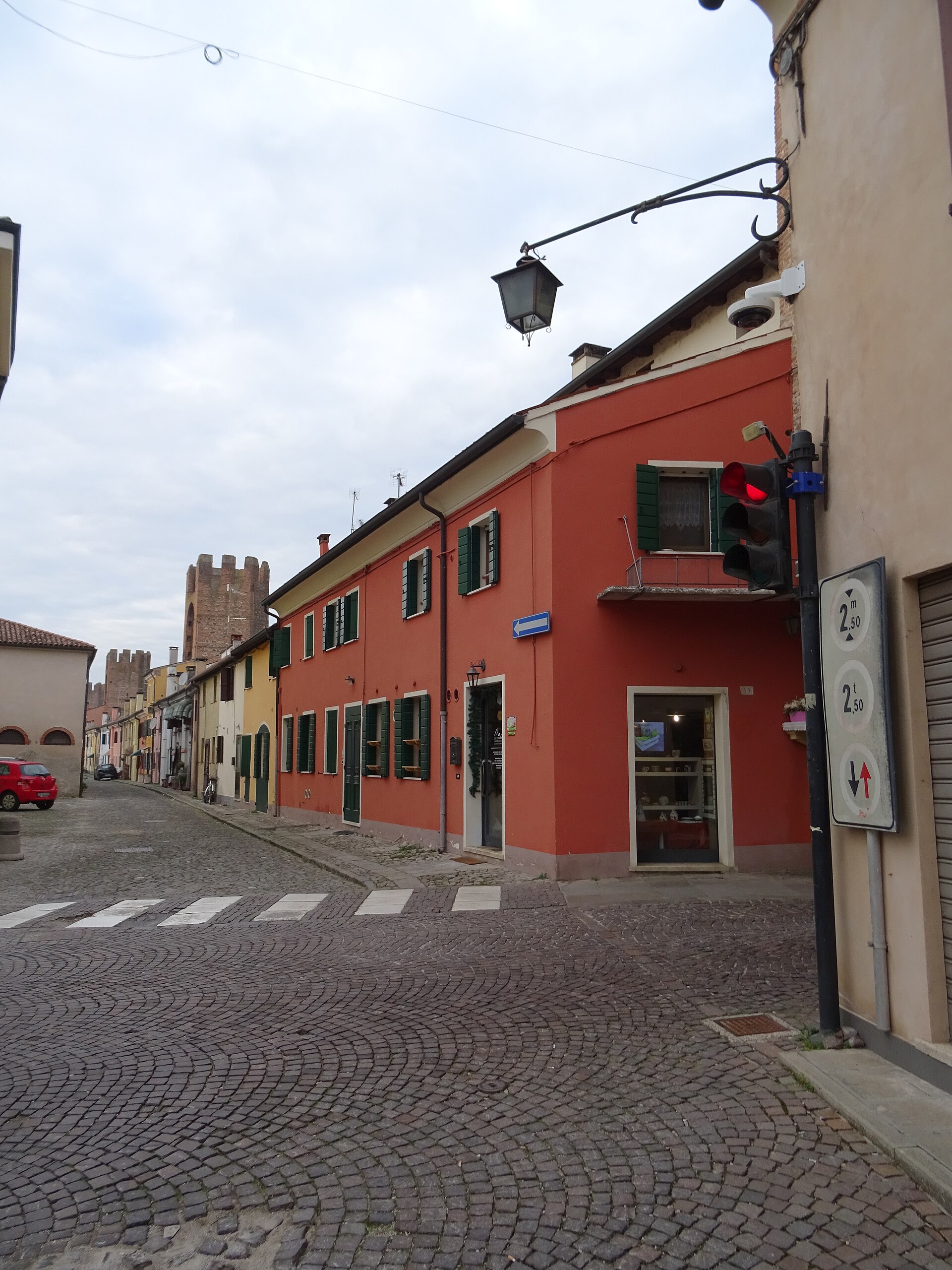 Un vicolo del centro storico di Montagnana con edifici antichi e portici