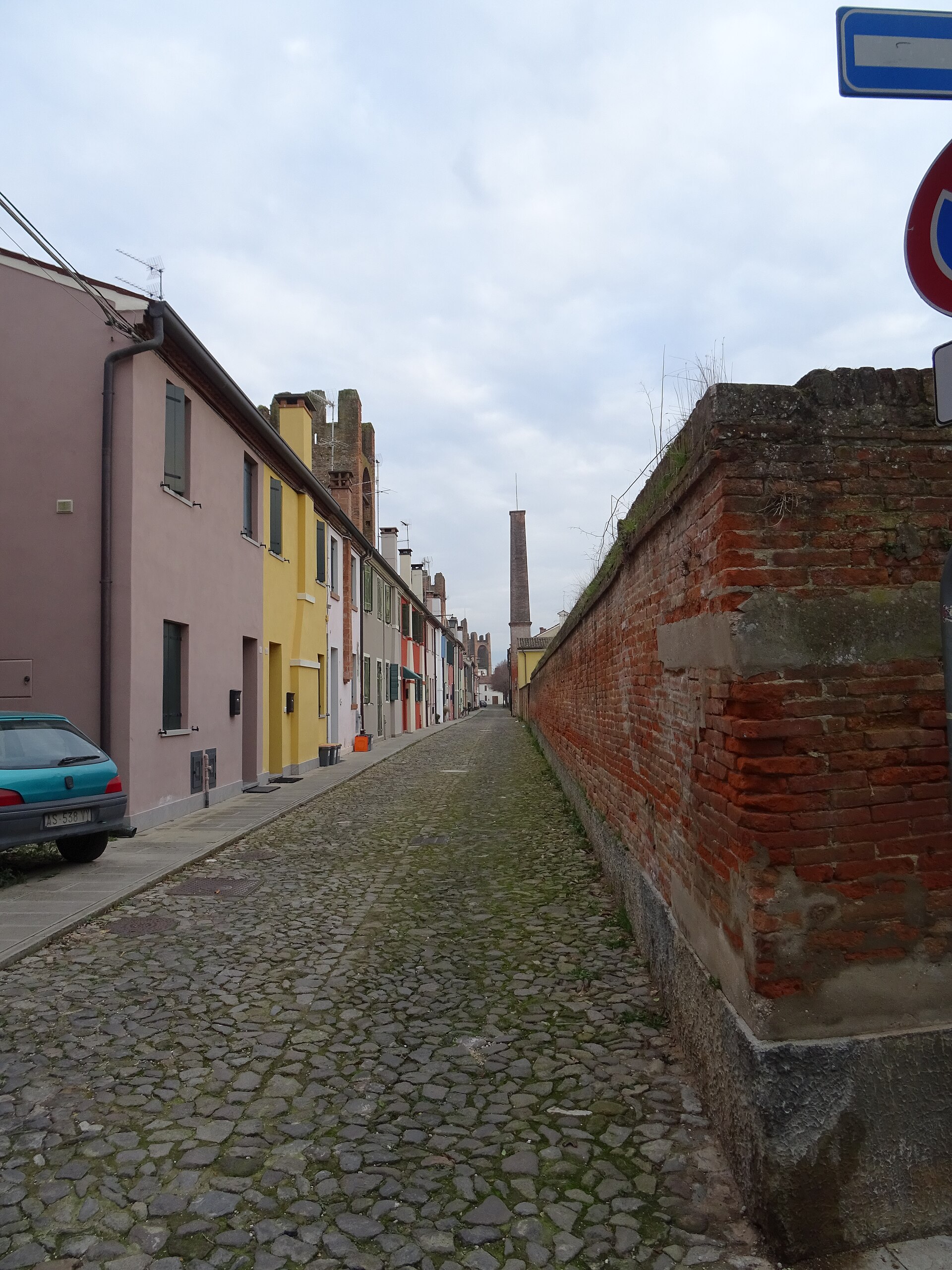 Scorcio del centro storico di Montagnana con edifici porticati e vista sulla piazza