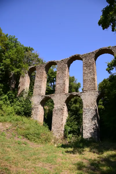 Le arcate su due ordini dell’acquedotto di Monterano Antica, nella Riserva naturale di Monterano
