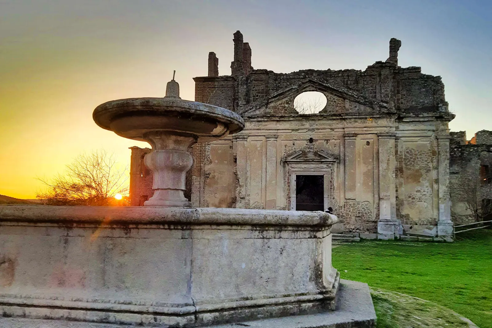 Monterano Antica al tramonto: la fontana ottagonale davanti ai ruderi della Chiesa di San Bonaventura