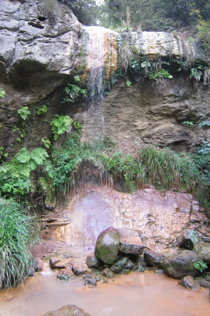 La cascata della Diosilla nella Riserva naturale di Monterano, con le rocce colorate dallo zolfo