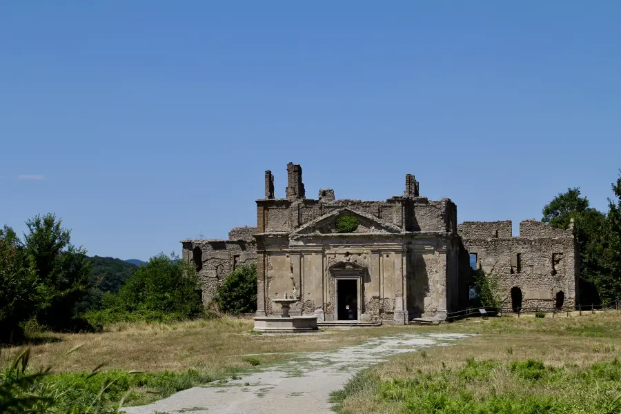 La facciata della Chiesa di San Bonaventura a Monterano Antica con la fontana ottagonale davanti