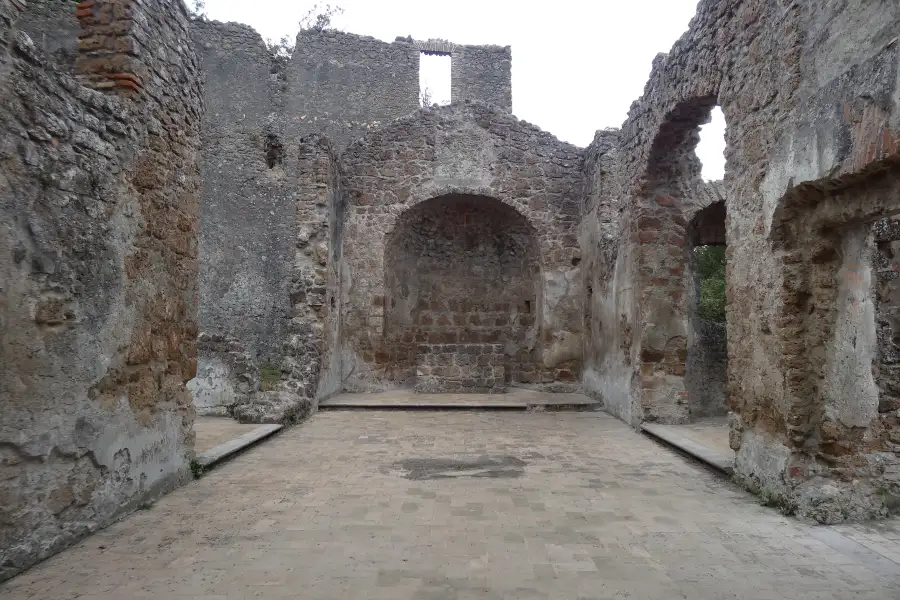 L’interno senza tetto della Chiesa di San Rocco a Monterano Antica, con l’abside semicircolare