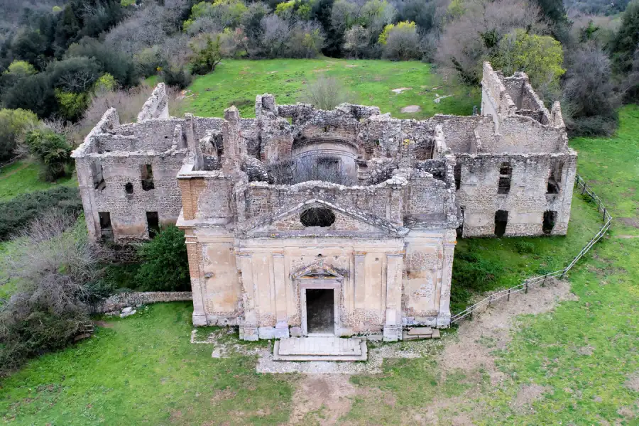 Veduta dall’alto del Convento di San Bonaventura a Monterano Antica, con il chiostro senza tetto