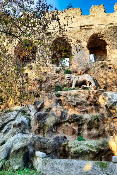 Il leone della Fontana del Leone di Monterano Antica sulla rupe, sotto la facciata del Palazzo Ducale