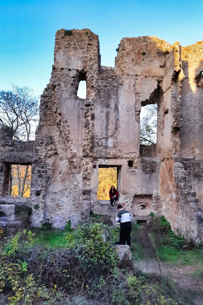 I muri interni del Palazzo Ducale di Monterano Antica, con i camini e le finestre rimasti in piedi