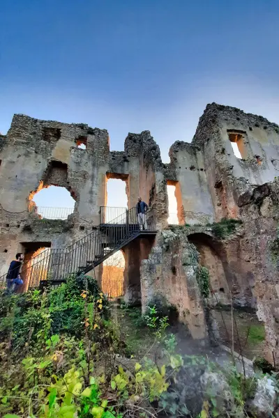 Le rovine del Palazzo Ducale di Monterano Antica con la scala che porta ai piani superiori