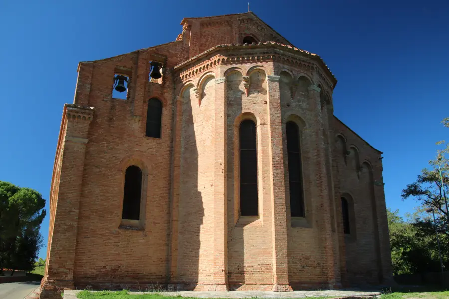 L’abside romanica in laterizio della Pieve di San Martino a Palaia