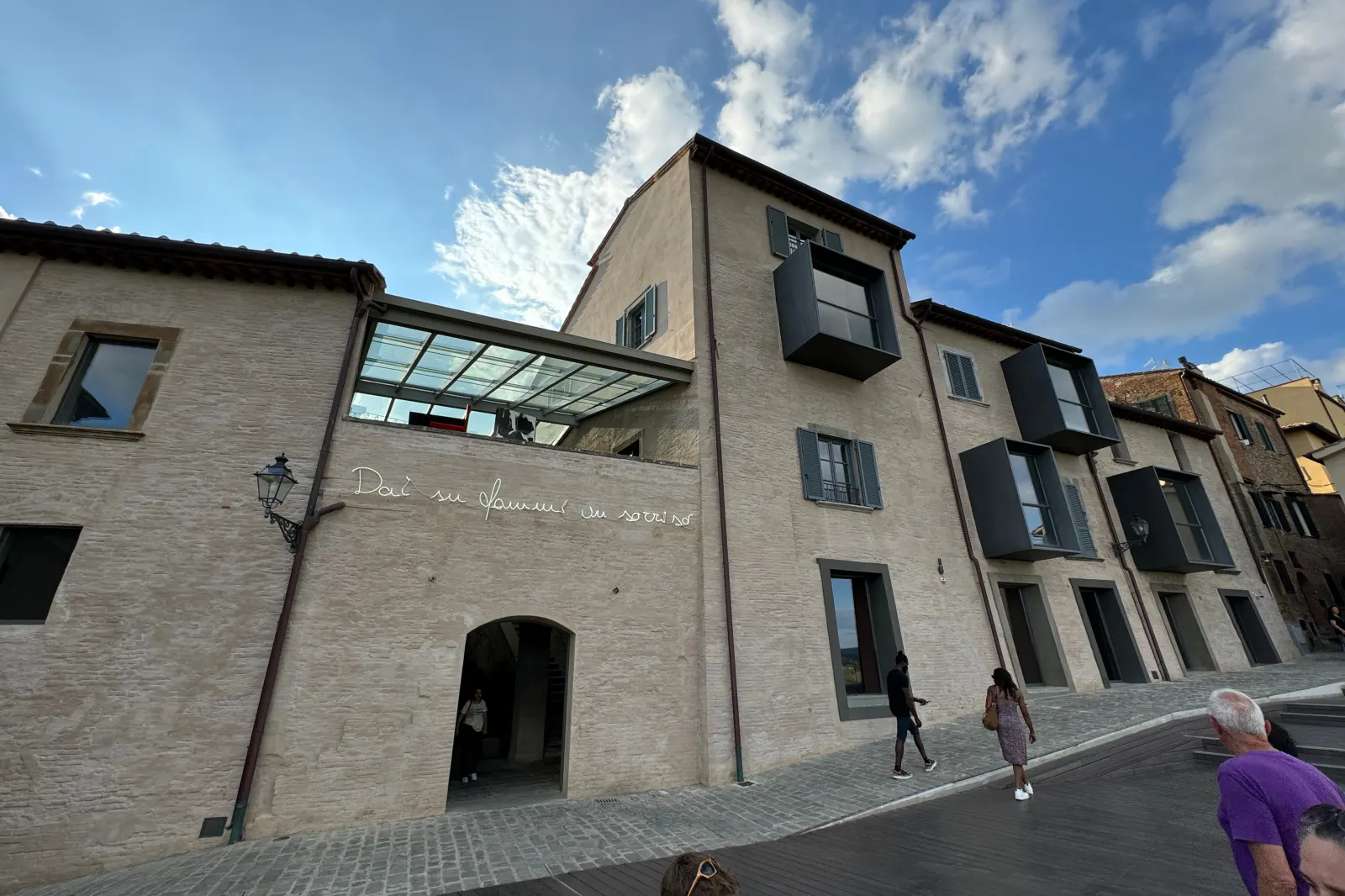 Il Palazzo Senza Tempo di Peccioli, con la terrazza panoramica in vetro affacciata sulla Valdera
