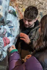 Persone osservano l'arte di Stigliano