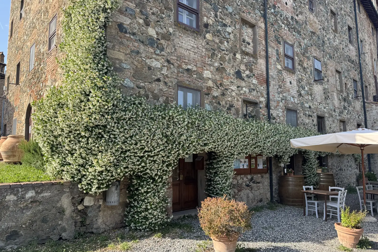 Le case in pietra e le piccole piazze del borgo di Querceto